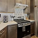 Steps From The Beach Spacious Modern 4Br 2Ba Apt