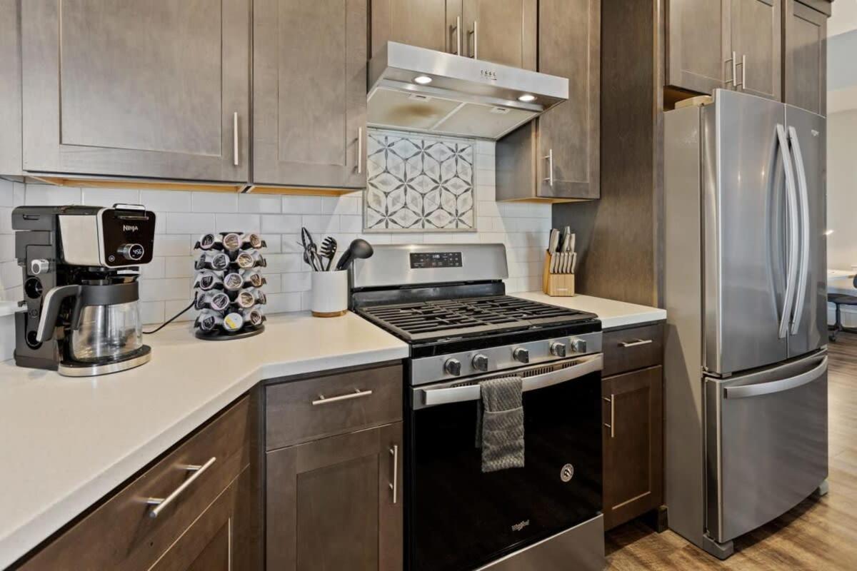 Steps From The Spacious Modern 4br 2ba