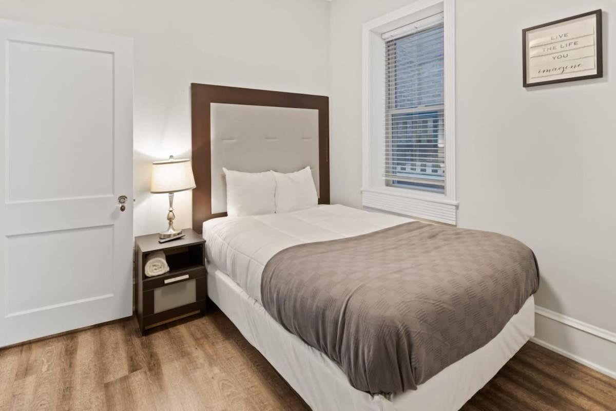 Apartment Steps From The Spacious Modern 4br 2ba