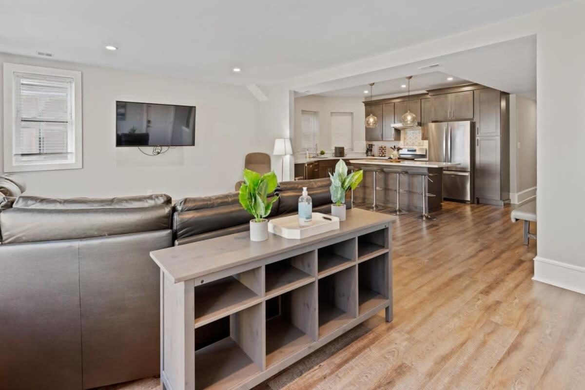 Steps From The Spacious Modern 4br 2ba