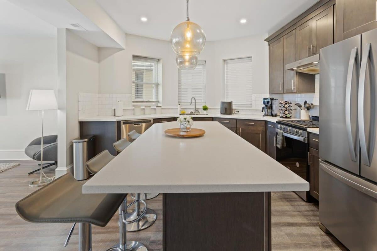 Apartment Steps From The Spacious Modern 4br 2ba *