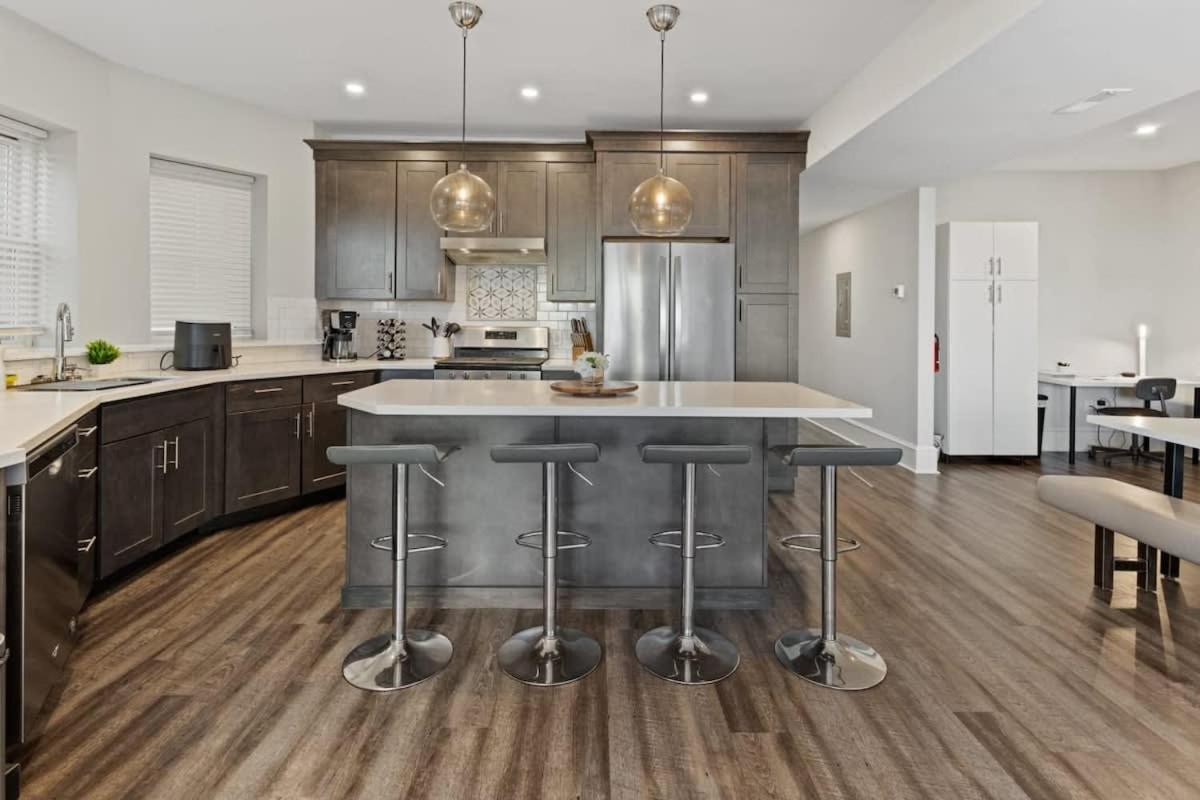 Steps From The Spacious Modern 4br 2ba Apartment *