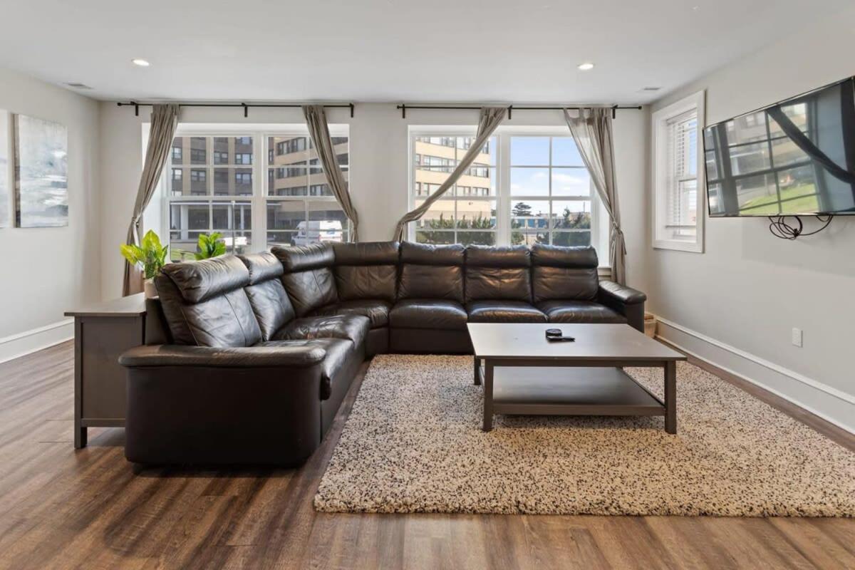 Steps From The Spacious Modern 4br 2ba Apartment *