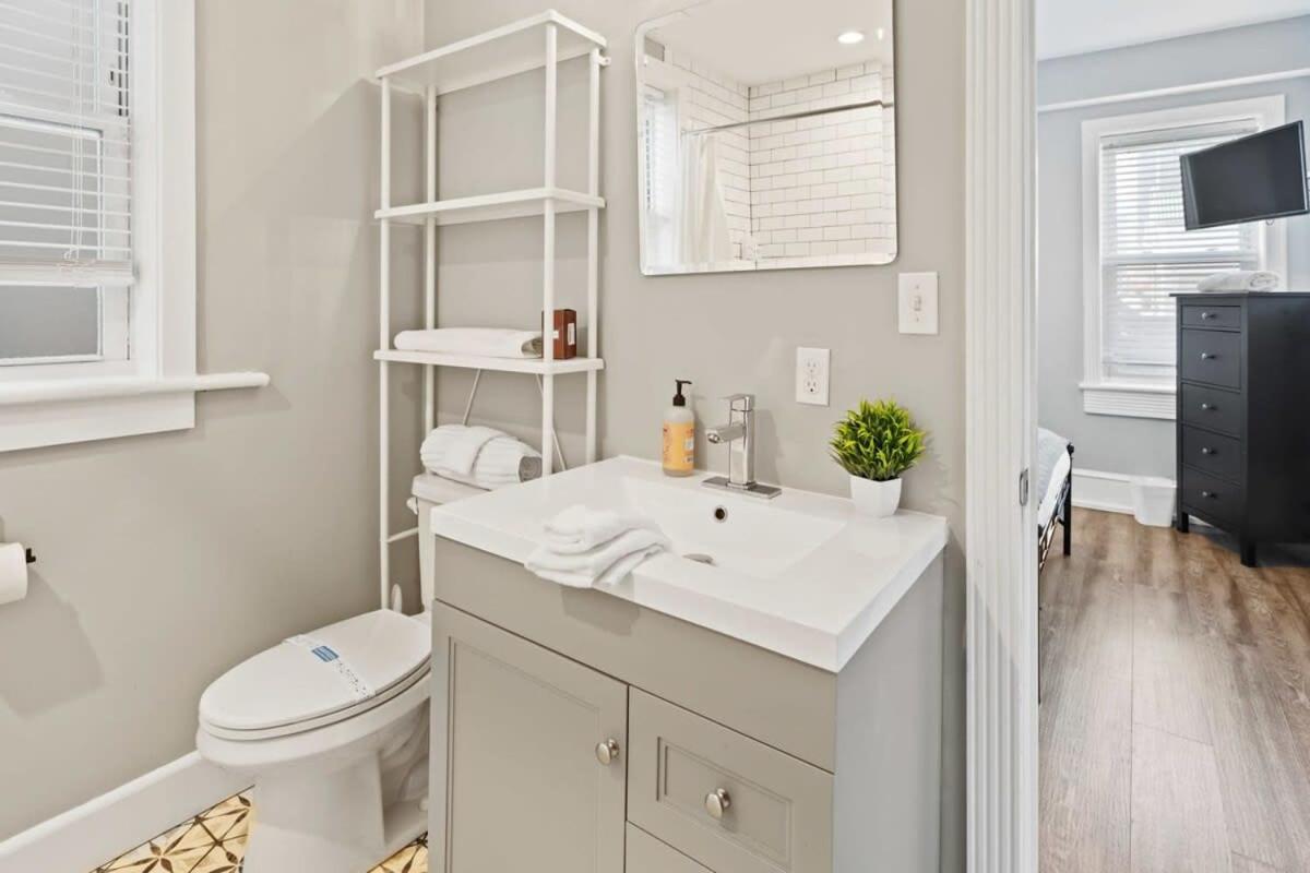 Steps From The Spacious Modern 4br 2ba Apartment
