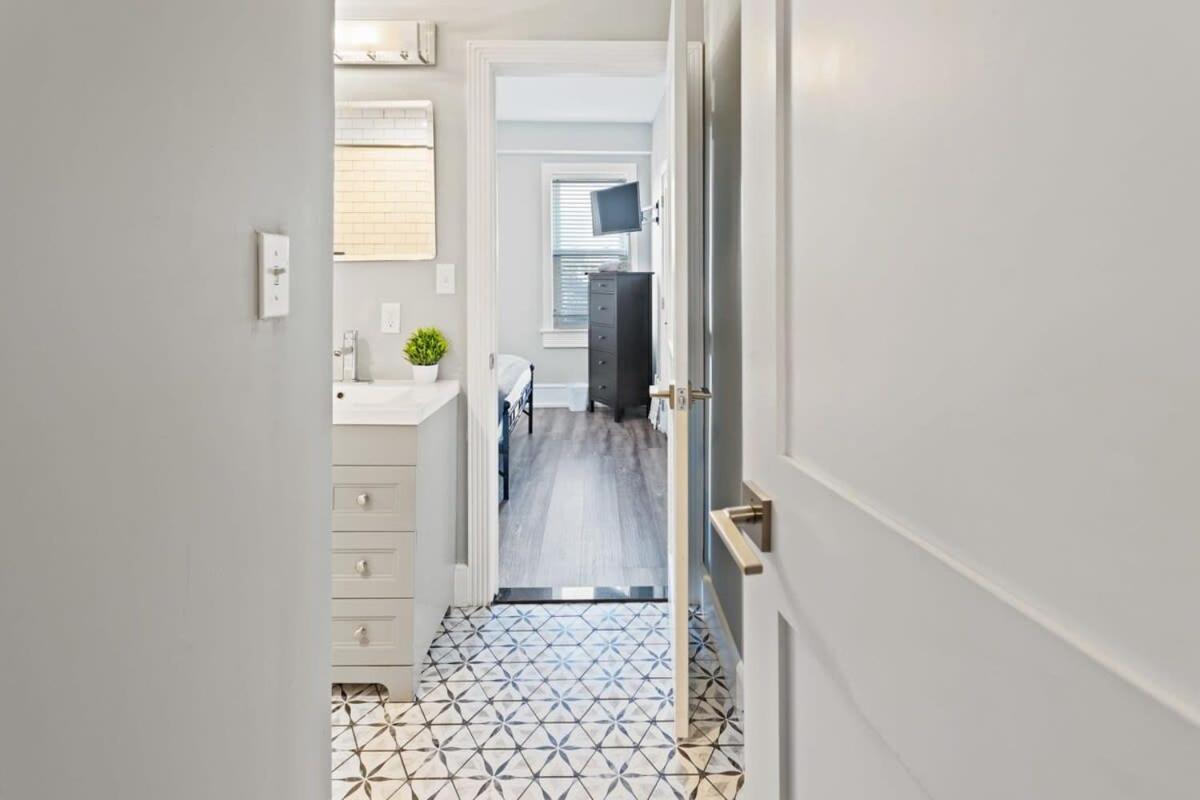 Steps From The Spacious Modern 4br 2ba *