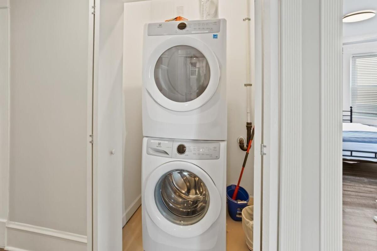 Steps From The Spacious Modern 4br 2ba Apartment *