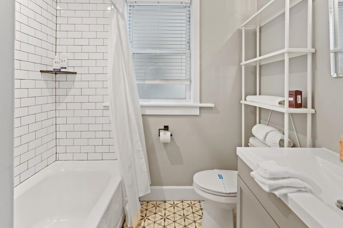 Steps From The Spacious Modern 4br 2ba *