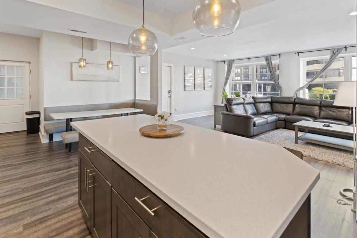 Steps From The Spacious Modern 4br 2ba Apartment