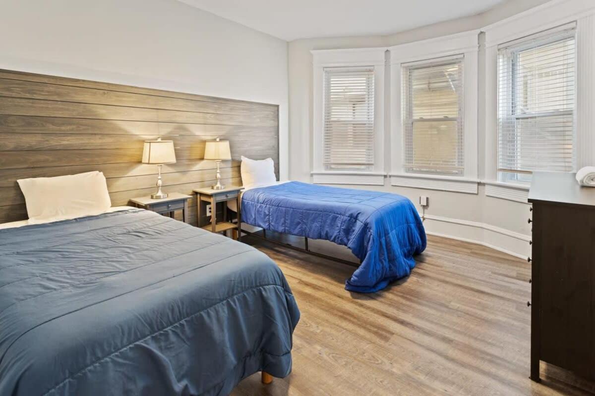 Steps From The Spacious Modern 4br 2ba