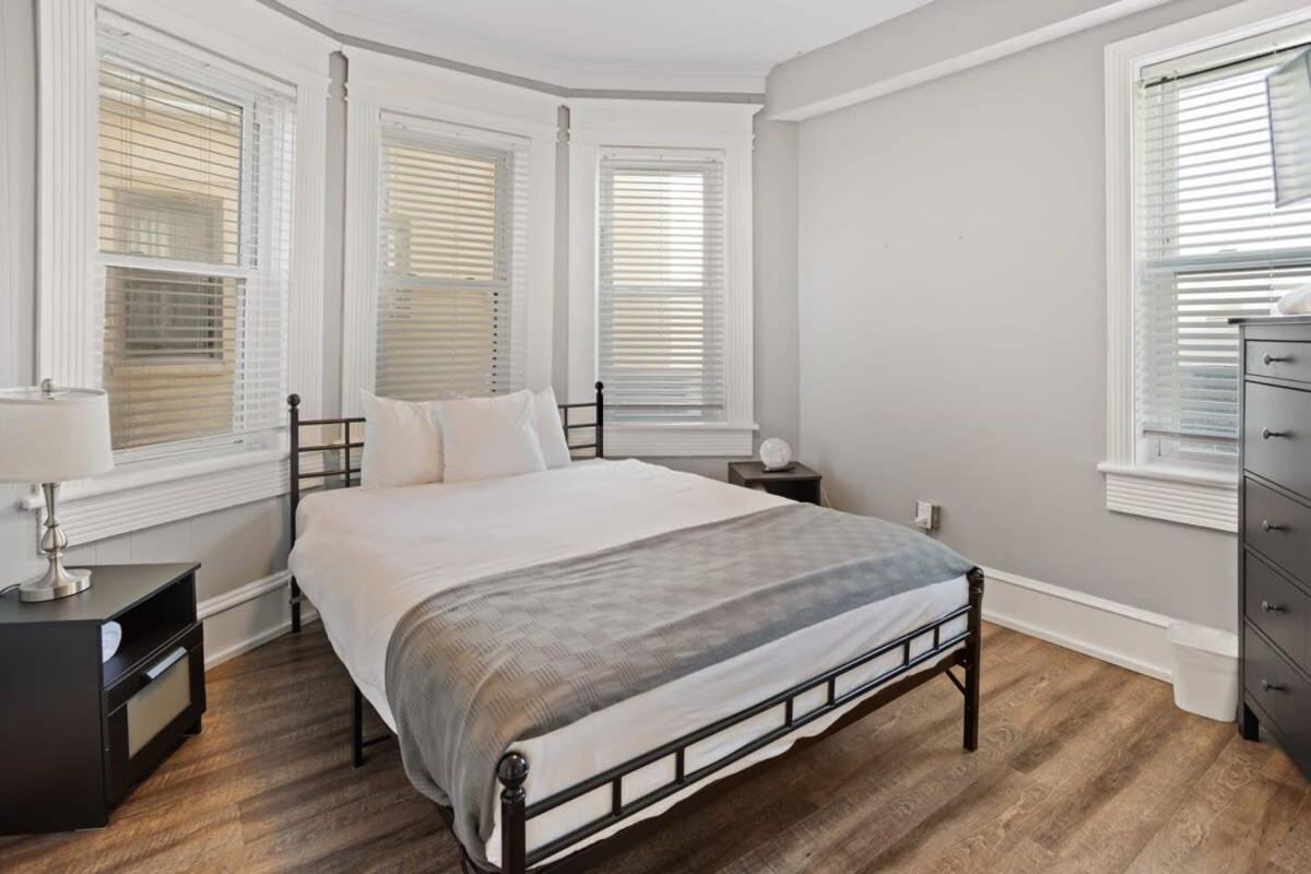 Apartment Steps From The Spacious Modern 4br 2ba