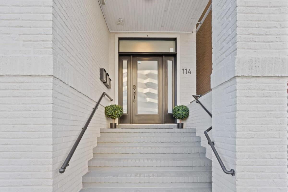 Steps From The Spacious Modern 4br 2ba Apartment