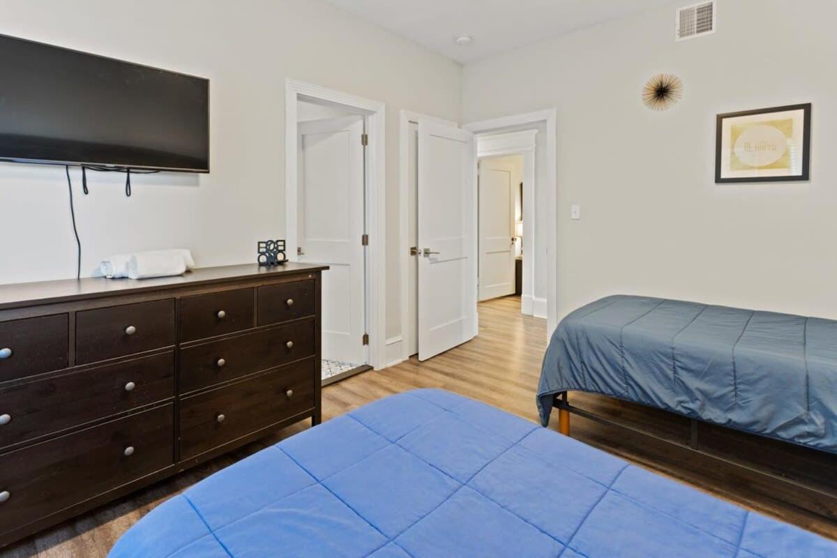Steps From The Spacious Modern 4br 2ba *